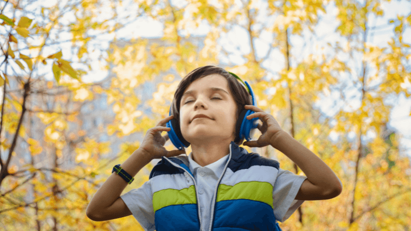 ヘッドホンに耳を澄ます少年