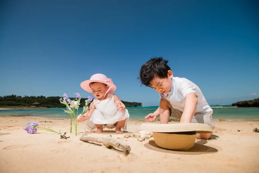 浜辺で遊ぶ子ども